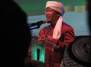 Pakai Jas Hujan, Aa Gym Turun ke Jalan Sosialisasi Bahaya Corona