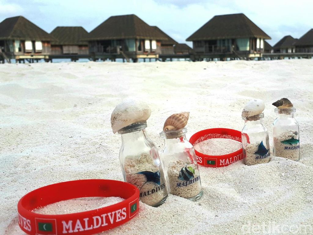 Kalau Maldives, Pasir Pantainya Memang Buat Oleh-oleh