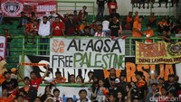 Pada spanduk berlatar putih tersebut tertulis Save Al-Aqsha dengan tinta hitam. Pada baris kedua diikuti #FREEPALESTINE #SAVEGAZA.