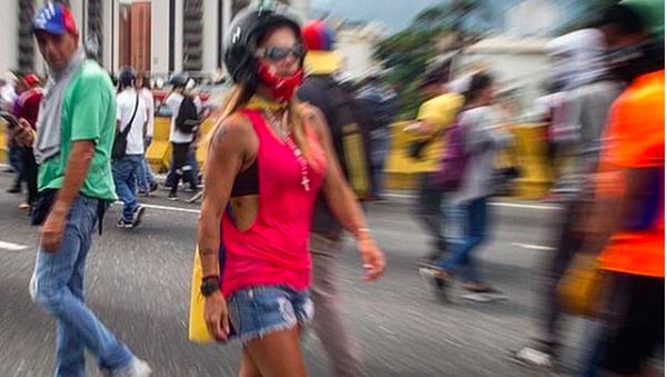 Cantik dan Berotot, Demonstran Venezuela Ini Jadi Buah Bibir