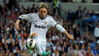 Setelah empat musim yang impresif di Premier League, Luka Modric disebut-sebut sebagai pemain baru terburuk di Spanyol usai digaet pada 2012-13. Tapi tiga musim kemudian di Real Madrid Modric meraih 10 trofi dan dianggap sebagai salah satu gelandang terbaik di generasinya. Foto: Getty Images/Gonzalo Arroyo Moreno