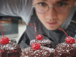 Manisnya Bisnis Brownies Artis