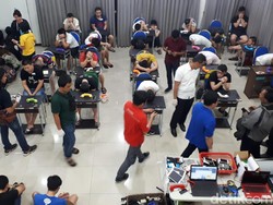 Gerebek Penjahat Siber di Surabaya, Polisi Temukan Ratusan Kondom