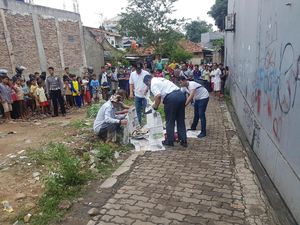 Duduk Ngelamun di Pinggir Jalan, Perempuan Tewas Tertabrak Mobil Duduk Ngelamun di Pinggir Jalan, Perempuan Tewas Tertabrak Mobil