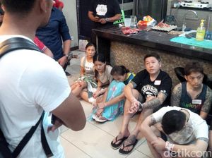 Digerebek di Bali, Tangan WN China Diikat Tali Plastik Digerebek di Bali, Tangan WN China Diikat Tali Plastik