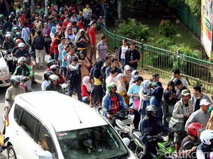 Semangatnya Warga yang Rela Antre Demi Tiket KAI