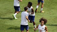 Duo pemain Brasil milik Chelsea, David Luiz dan Willian, amat serius melakukan pemanasan. (Suhaimi Abdullah/Getty Images)