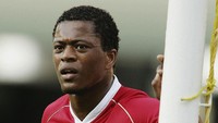 Musim 2005-06 tidak berjalan sesuai harapan Patrice Evra. Namun, kemudian dia mampu mendapatkan kepercayaan Sir Alex Ferguson dan menikmati salah satu periode terbaik Setan Merah dengan 15 trofi termasuk juara Liga Champions. Foto: Getty Images/Touchline