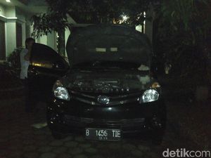 Polisi Bongkar Paksa Mobil WN China di Pondok Indah, Ada Apa? Polisi Bongkar Paksa Mobil WN China di Pondok Indah, Ada Apa?
