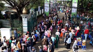 Berjemur di Bawah Terik Mentari Demi Tiket Kereta Eksekutif Murah