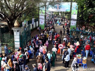 Berjemur di Bawah Terik Mentari Demi Tiket Kereta Eksekutif Murah