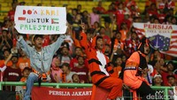 Adalah pendukung Persija yang membentangkanya.