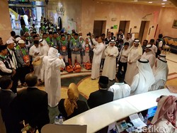 Sambutan Istimewa untuk Jemaah Haji: Disiram Bunga, Disuguhi Kue Khas