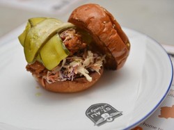 Kalau Mau Makan Burger dengan Suasana Cozy, Mampirlah ke 5 Kafe Ini