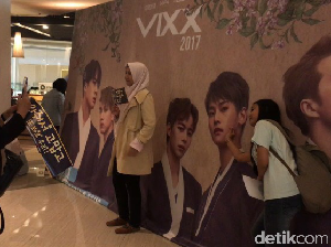 Hujan Tak Surutkan Antusiasme Fans di Fan Meeting VIXX Hujan Tak Surutkan Antusiasme Fans di Fan Meeting VIXX
