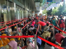 Video Antrean Panjang Warga Berburu Tiket Promo KAI