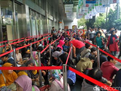 Foto: Lautan Manusia Antre Demi Tiket Kereta Eksekutif Murah