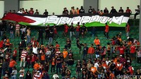 Spanduk dibentangkan di tribun penonton di Stadion Patriot Bekasi, Sabtu (29/07/2017).