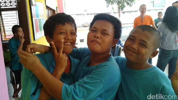 Foto-foto Riang Penyandang Tunagrahita Anak