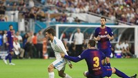 Mateo Kovacic mengecoh Gerard Pique sebelum menjebol jala Barcelona di menit ke-14 (Foto: Chris Trotman/Getty Images)