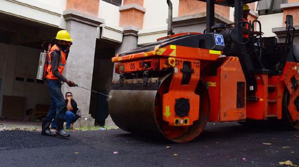 Penampakan Sampah Plastik Disulap Jadi Aspal