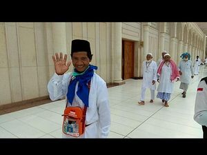 Naik Haji, Ini Doa Buruh Angkut Pasir Tarsudin di Makam Nabi