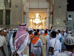 Banyak Jemaah Hilang Arah di Masjid Nabawi, Ada Juga yang Pingsan