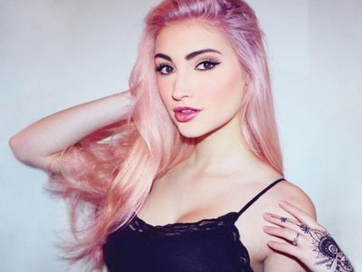 Mirip Elsa Frozen, Cosplayer Seksi Ini Raih Ketenaran