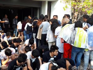 Polisi Cari 4 Pemilik Rumah yang Jadi Markas Penipu Siber Surabaya Polisi Cari 4 Pemilik Rumah yang Jadi Markas Penipu Siber Surabaya