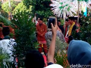 Jokowi Keliling Rumah Khas Betawi dan Lihat Pembuatan Golok