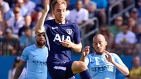 David Silva dengan penampilan barunya. Gelandang serang City itu kini berkepala plontos. Foto: Frederick Breedon/Getty Images