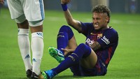 Neymar meringis kesakitan usai ditekel pemain Real Madrid (Foto: Chris Trotman/Getty Images)