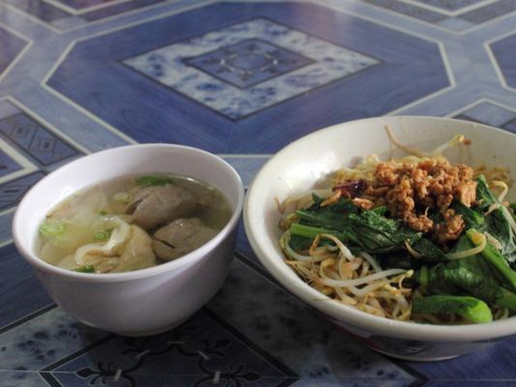 Gimana Cara Makan Mi Ayam yang Enak Menurut Kalian? Gimana Cara Makan Mi Ayam yang Enak Menurut Kalian?