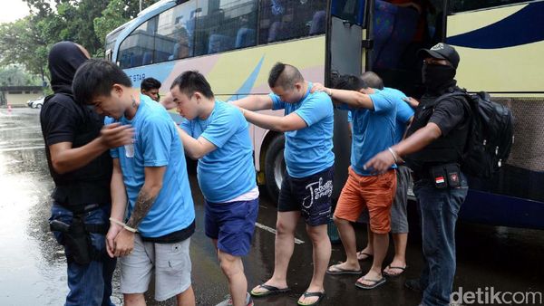 92 WNA Penipu Siber dari Surabaya Diboyong ke Jakarta