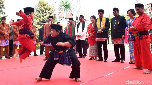 Foto: Lucunya Bocah Palang Pintu Hadang Jokowi di Setu Babakan