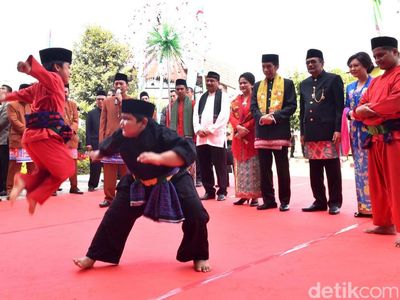 Foto: Lucunya Bocah Palang Pintu Hadang Jokowi di Setu Babakan