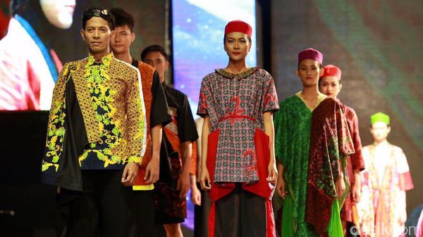 Gaya Elegan dari Banyuwangi Batik Festival