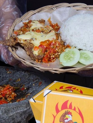 Huah! Pedas Mantap Ayam Berlumur Sambal Enak di 5 Tempat Ini