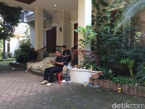 WNA yang Digerebek di Pondok Indah Masih Dikumpulkan di Satu Rumah WNA yang Digerebek di Pondok Indah Masih Dikumpulkan di Satu Rumah