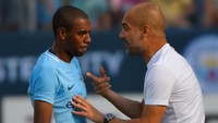 Fernandinho mendapatkan instruksi dari manajer City, Pep Guardiola. Foto: Harrison McClary/Reuters