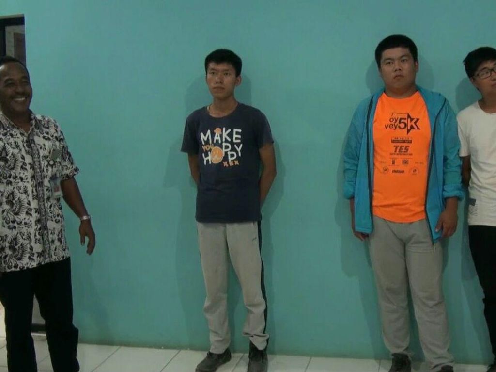24 Tenaga Kerja China di Proyek LRT Palembang Diamankan Polisi 24 Tenaga Kerja China di Proyek LRT Palembang Diamankan Polisi