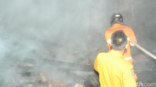 Kebakaran Ludeskan Rumah Warga di Rembang