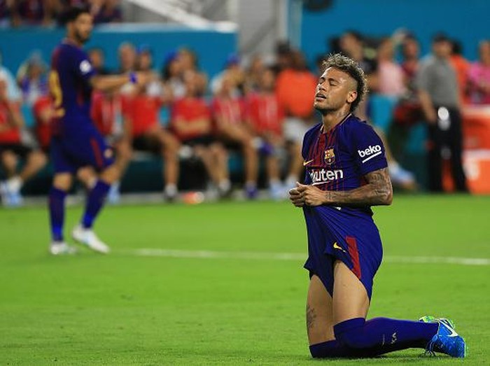 MIAMI GARDENS, FL - JULY 29:  Neymar #11 of Barcelona reacts in the second half against Real Madrid during their International Champions Cup 2017 match at Hard Rock Stadium on July 29, 2017 in Miami Gardens, Florida.  (Photo by Mike Ehrmann/Getty Images)