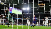 Laga sempat imbang 2-2 di akhir babak pertama usai Marco Asensio menjebol jala Barcelona di menit ke-36. Gerard Pique memastikan kemenangan Barca di menit ke-50 (Foto: Chris Trotman/Getty Images)