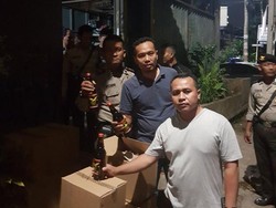 Gelar Razia di Tebet, Polisi Sita Ratusan Botol Miras