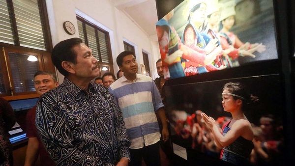 Menko Maritim Tutup Pameran Foto Danau Toba