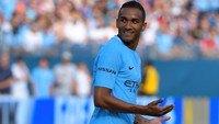 Danilo, yang digaet City dari Real Madrid, mengisi posisi bek sayap kiri pada pertandingan ini. Foto: Harrison McClary/Reuters