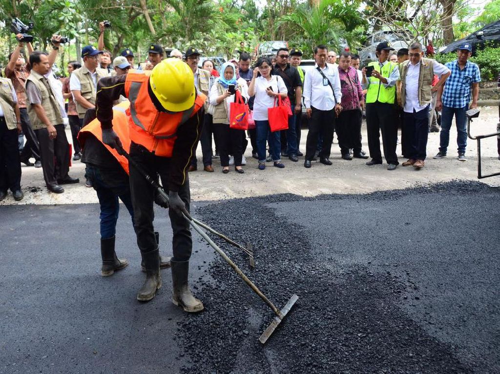 Begini Cara Jokowi Campur Limbah Plastik ke Aspal Jalan Begini Cara Jokowi Campur Limbah Plastik ke Aspal Jalan