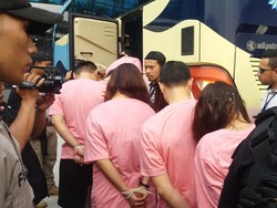 27 WNA China Penipu Bali Tiba di Soetta, Langsung ke Polda Metro