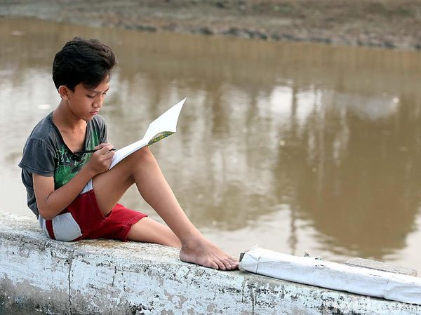 Puluhan Anak Pemulung di Tanah Abang Belajar Menulis
